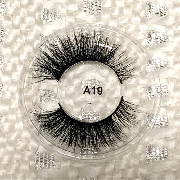 Lashes - Picture 2 of 3